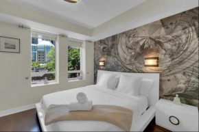 1560 sqft Elegant Condo at Downtown Hi-End Shopping & Dining Area - CN Tower View, Bidet, LockBox